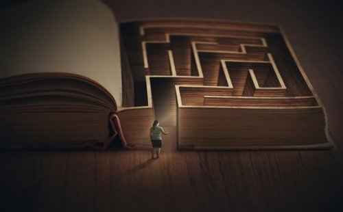 Mensch vor einem Labyrinth, das in einem Buch versteckt ist