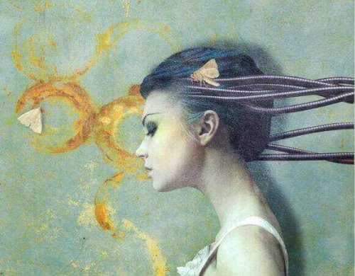 Frau, vor schmutziger Wand und Motten