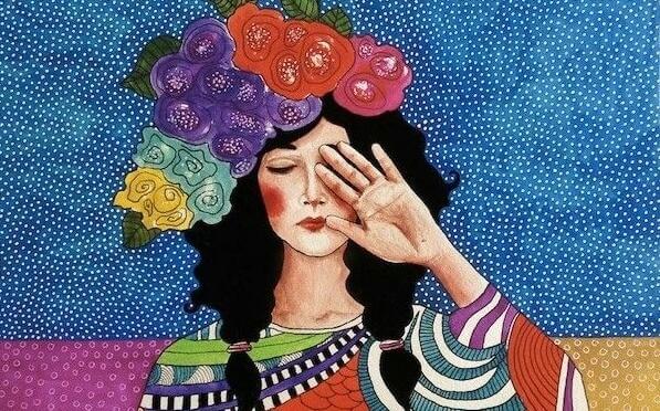 Frau mit bunten Blumen auf dem Kopf hält sich ihre Hand vor's Gesicht
