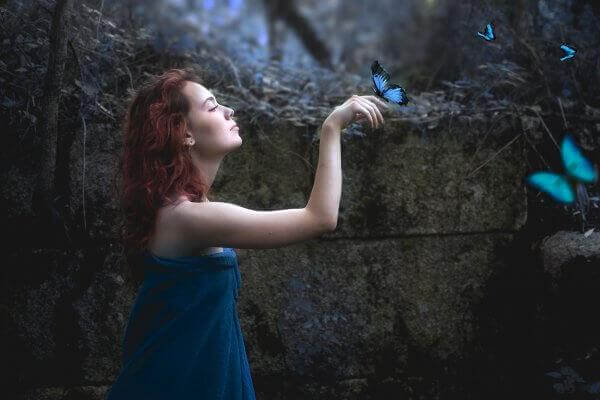 Frau mit blauen Schmetterlingen