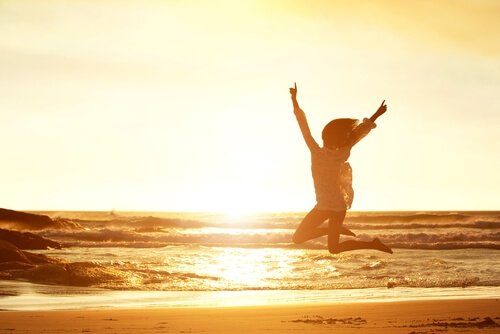 Der Routine entkommen: Frau springt am Strand in die Luft