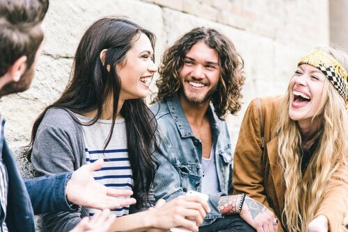 Emotionale Ansteckung unter Freunden, die Spaß haben