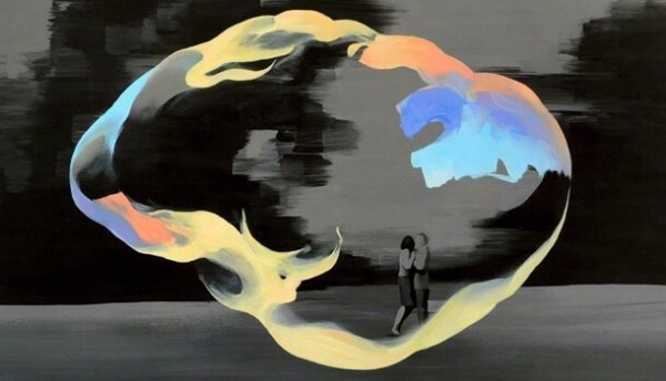 Ein Paar tanzt in buntem Licht.