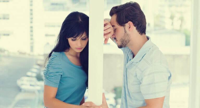 Ex-Partner durch eine Tür getrennt