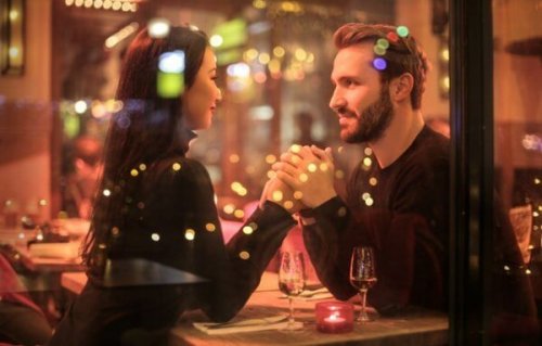 Glückliches Paar im Restaurant
