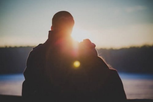 Glückliches Paar bei Sonnenuntergang