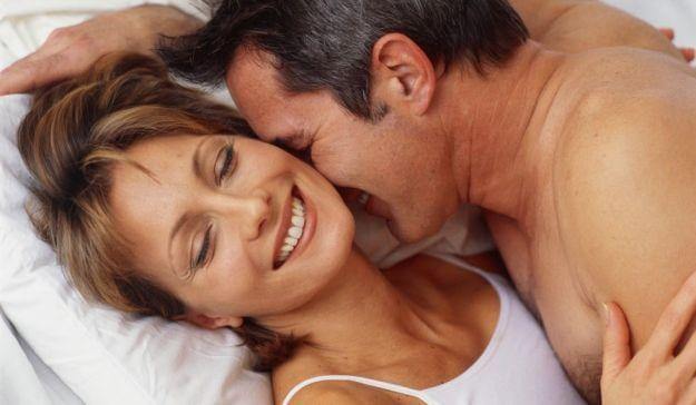 Älteres Paar lacht zusammen im Bett