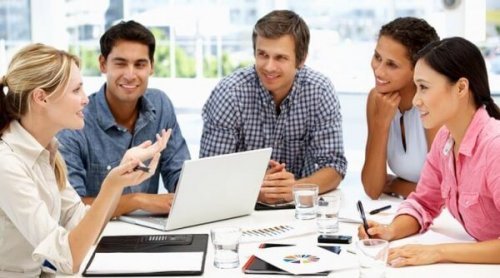 Positive Einstellung bei der Arbeit - Kollegen in einer Besprechung