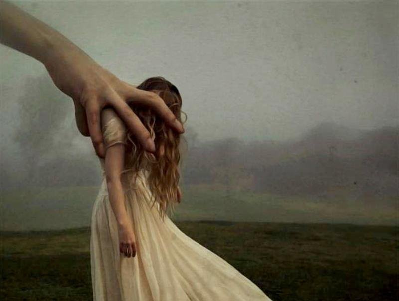 Hand umgreift eine Frau