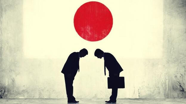 Japanische Geschäftsmänner verbeugen sich voreinander