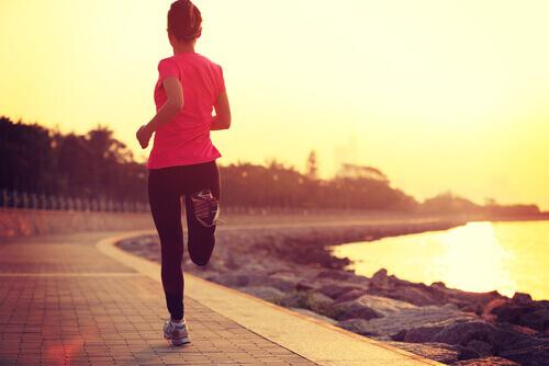 Frau joggt an einem Fluss
