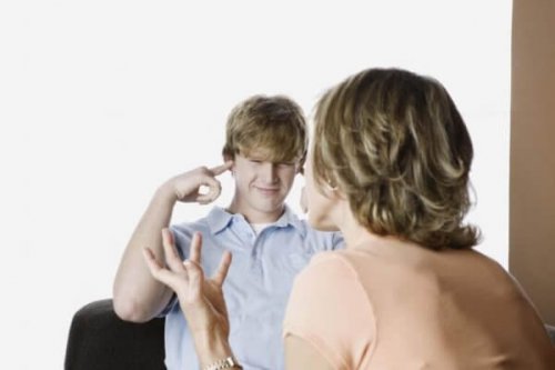 Jugendlicher hält sich die Ohren zu, als seine Mutter zu ihm spricht