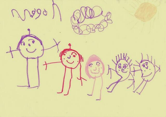 Kind hat eine glückliche Familie gezeichnet