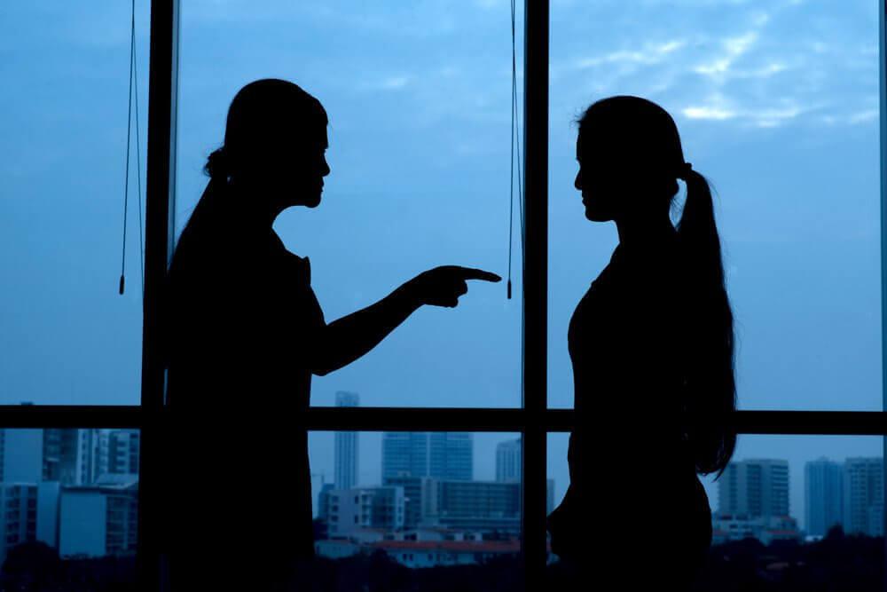 Zwei Frauen diskutieren miteinander