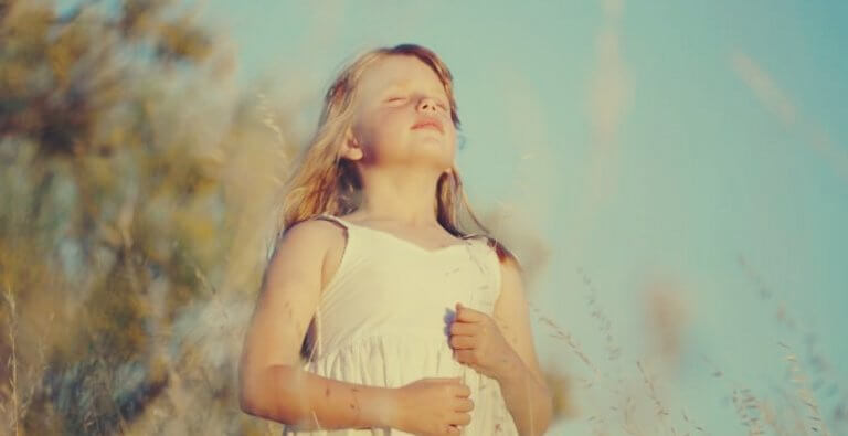 Mädchen, das tief einatmet