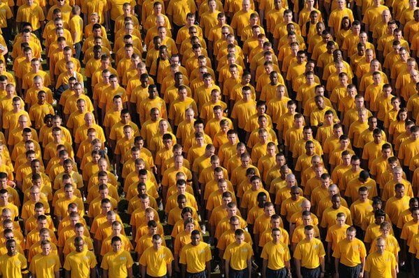 Uniformität in der Gruppe - alle mit gelbem Shirt