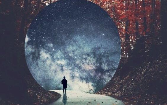 Mann steht am Ende eines Tunnels