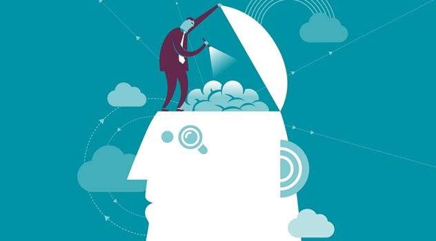 Mann schaut in einen Kopf