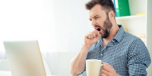 Mann schiebt das Schreiben eines Berichtes auf