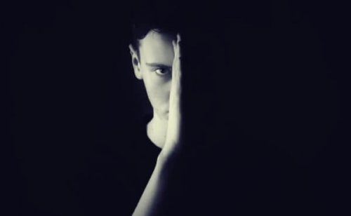 Mann im Schatten