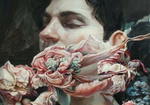 Mann mit Blumen vor dem Gesicht