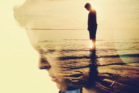 Mann schaut runter auf's Meer