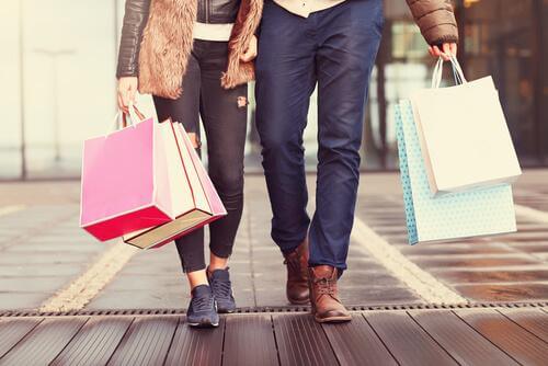 Paar beim Shoppen mit vielen Tüten
