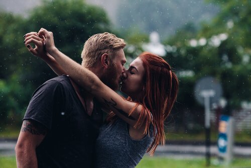 Paar küsst sich im Regen