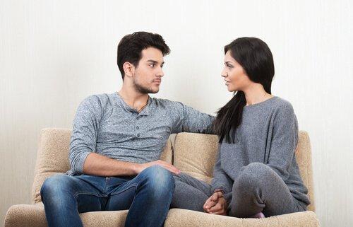 Paar unterhält sich auf einer Couch