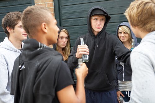 Jugendliche trinken und streiten