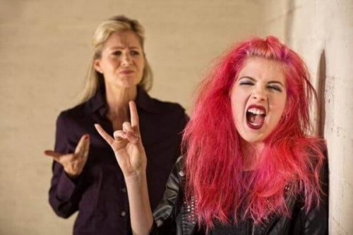 Rebellische Jugendliche mit pinken Haaren