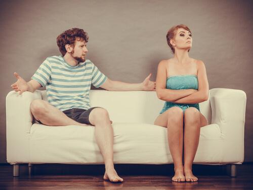 Paar sitzt auf einer Couch und streitet sich