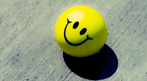 Gelber Ball mit Smiley-Face