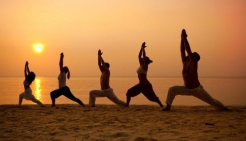 Menschen, die am Strand Tai Chi praktizieren