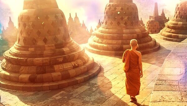 Buddhistischer Mönch wird von der Sonne angestrahlt