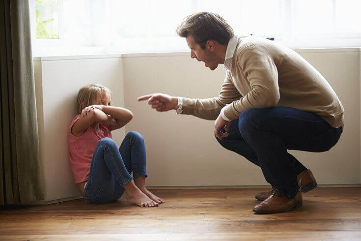 Ein Vater schimpft mit seiner Tochter. 