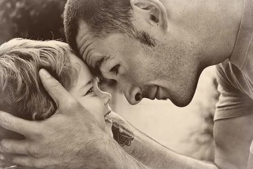 Vater und Sohn schauen sich in die Augen