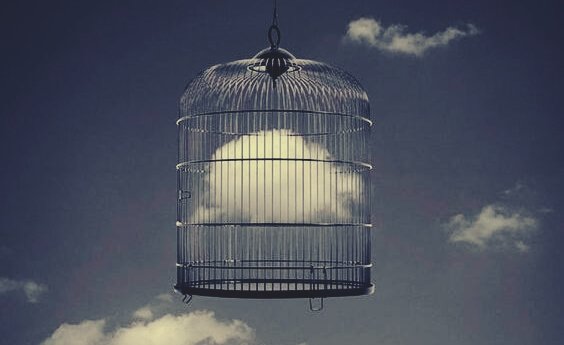 Vogelkäfig mit einer Wolke im Inneren
