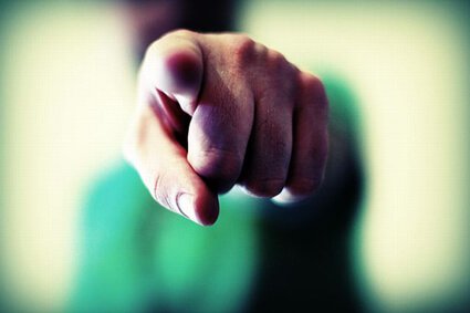 Ausgestreckter Zeigefinger zeigt auf Betrachter