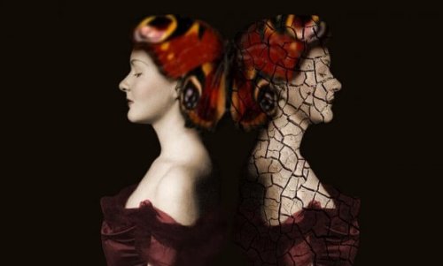 Zwei Frauen Rücken an Rücken