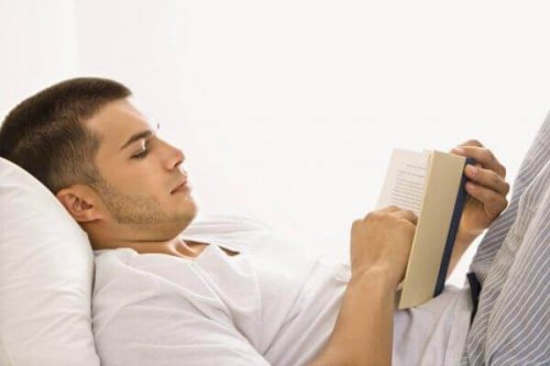 Mann, der im Bett liest
