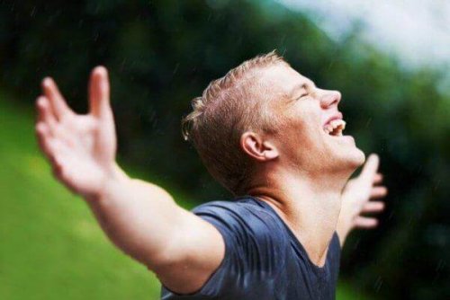 Glücklicher Mann streckt die Arme aus