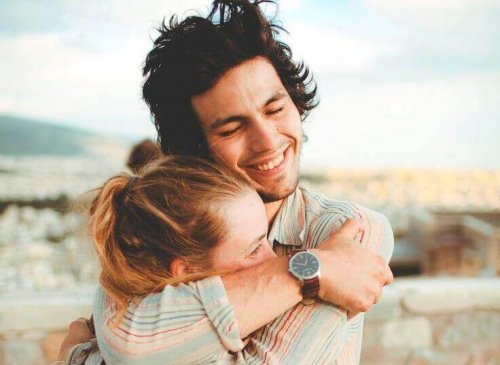 Glückliches Paar, das sich umarmt