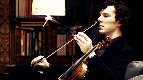 Sherlock, der seine Violine putzt