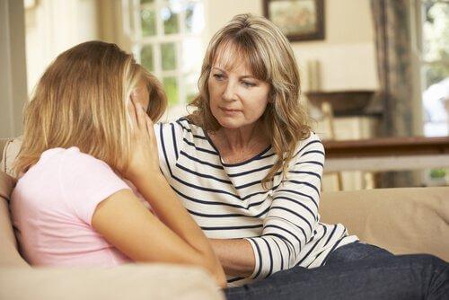 Mutter, die für ihre Tochter da ist