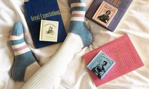 Bücher auf dem Bett