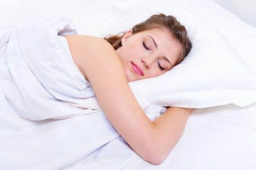 Schlafende Frau findet nötige Ruhe