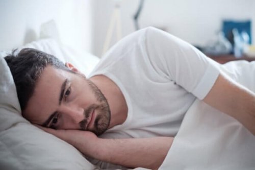 Mann, der krank im Bett liegt