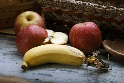 Äpfel und Banane