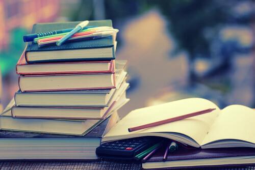 Bücherstapel auf einem Tisch